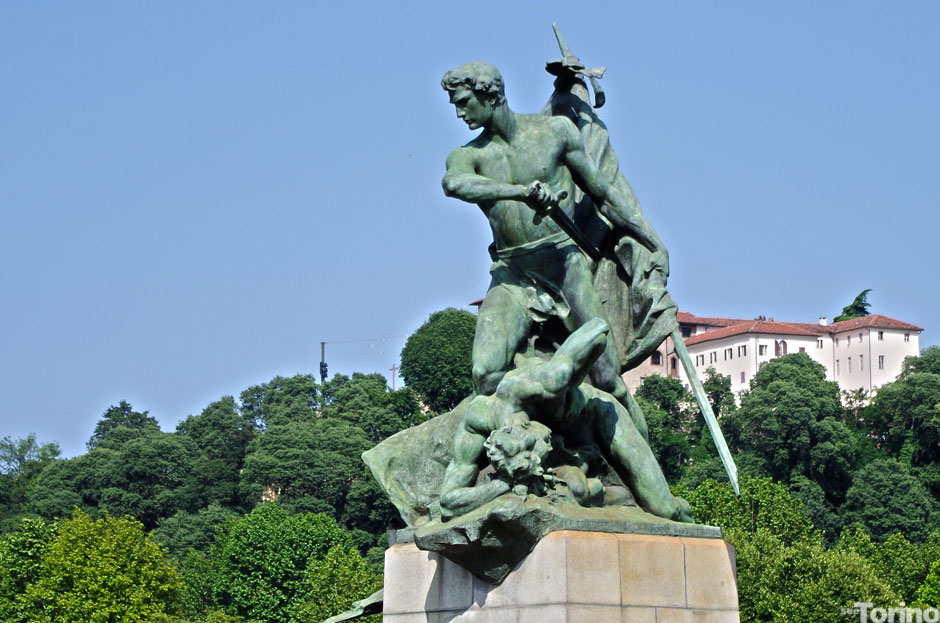 Statua "Sul campo di battaglia" @ Ponte Umberto I