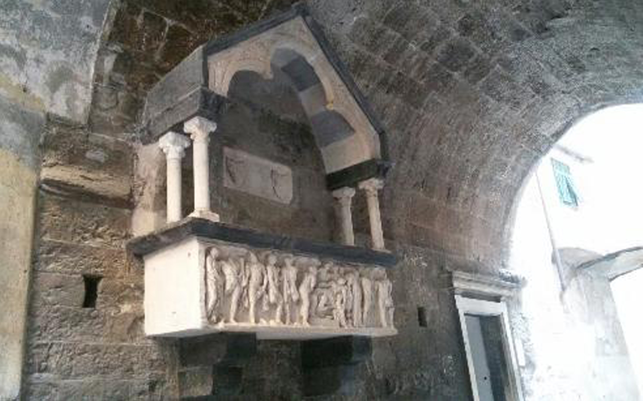 La tomba dell'alchimista di Filippo il Bello @ S.Maria delle Vigne