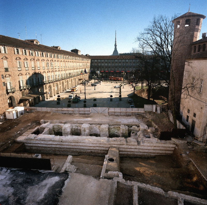 La consacrazione delle mura romane @ Piazza Castello