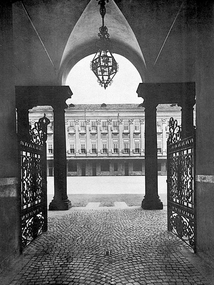 Un ingresso nobile e severo @ Residenze Sabaude - L'Accademia Reale